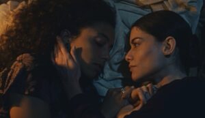 Alinne Moraes Instagram - Finalizei o capítulo 45 da minha novela preferida. De coração apertado, deixo aqui meus mais profundos agradecimentos a todos que acompanharam e vibraram com essa obra maravilhosa, criada por George Moura, Sergio Goldenberg, Rogério Gomes @papa10 e toda a equipe incrível de Guerreiros do Sol. Foi uma honra interpretar uma das personagens mais lindas, fortes e desafiadoras que já vivi: Jânia. Ela me transformou em uma mulher melhor e em uma atriz melhor. Essa personagem tão majestosa não apenas me apresentou as mulheres sertanejas, mas também me revelou um novo horizonte e um novo segmento. Sinto que nunca mais serei a mesma depois dessa experiência. Vou sentir saudades imensas. Escrevo isso com lágrimas nos olhos e um vazio familiar que sempre vem após cada trabalho finalizado. Mas sei que Dona Jania seguirá para a eternidade. Um beijo carinhoso a todos que enviaram mensagens lindas; recebo cada uma delas com muito amor. Agradeço ao público e as “Jotilhas” que acompanharam essa trajetória, a parceira maravilhosa que a arte me deu pra vida @carvalhoalice e a todos que acreditaram em mim para dar vida à Jânia. Sou profundamente grata pela confiança depositada em mim ao me oferecerem essa preciosidade. Sinto-me honrada e feliz, seguindo em paz.
🥹❤️ #GuerreirosDoSol @globoplay @globoplaynovelas ✨🌷