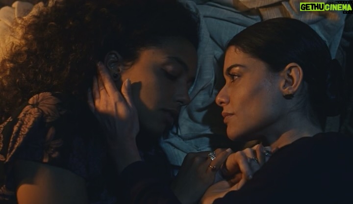 Alinne Moraes - 23.7K Likes - Finalizei o capítulo 45 da minha novela preferida. De coração apertado, deixo aqui meus mais profundos agradecimentos a todos que acompanharam e vibraram com essa obra maravilhosa, criada por George Moura, Sergio Goldenberg, Rogério Gomes @papa10 e toda a equipe incrível de Guerreiros do Sol. Foi uma honra interpretar uma das personagens mais lindas, fortes e desafiadoras que já vivi: Jânia. Ela me transformou em uma mulher melhor e em uma atriz melhor. Essa personagem tão majestosa não apenas me apresentou as mulheres sertanejas, mas também me revelou um novo horizonte e um novo segmento. Sinto que nunca mais serei a mesma depois dessa experiência. Vou sentir saudades imensas. Escrevo isso com lágrimas nos olhos e um vazio familiar que sempre vem após cada trabalho finalizado. Mas sei que Dona Jania seguirá para a eternidade. Um beijo carinhoso a todos que enviaram mensagens lindas; recebo cada uma delas com muito amor. Agradeço ao público e as “Jotilhas” que acompanharam essa trajetória, a parceira maravilhosa que a arte me deu pra vida @carvalhoalice e a todos que acreditaram em mim para dar vida à Jânia. Sou profundamente grata pela confiança depositada em mim ao me oferecerem essa preciosidade. Sinto-me honrada e feliz, seguindo em paz.
🥹❤️ #GuerreirosDoSol @globoplay @globoplaynovelas ✨🌷