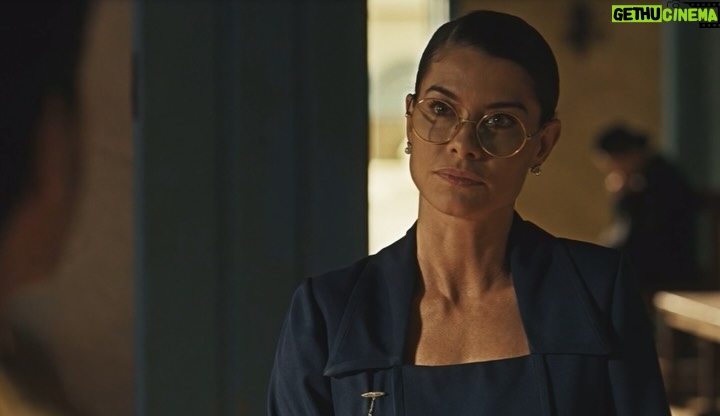 Alinne Moraes - 23.7K Likes - Finalizei o capítulo 45 da minha novela preferida. De coração apertado, deixo aqui meus mais profundos agradecimentos a todos que acompanharam e vibraram com essa obra maravilhosa, criada por George Moura, Sergio Goldenberg, Rogério Gomes @papa10 e toda a equipe incrível de Guerreiros do Sol. Foi uma honra interpretar uma das personagens mais lindas, fortes e desafiadoras que já vivi: Jânia. Ela me transformou em uma mulher melhor e em uma atriz melhor. Essa personagem tão majestosa não apenas me apresentou as mulheres sertanejas, mas também me revelou um novo horizonte e um novo segmento. Sinto que nunca mais serei a mesma depois dessa experiência. Vou sentir saudades imensas. Escrevo isso com lágrimas nos olhos e um vazio familiar que sempre vem após cada trabalho finalizado. Mas sei que Dona Jania seguirá para a eternidade. Um beijo carinhoso a todos que enviaram mensagens lindas; recebo cada uma delas com muito amor. Agradeço ao público e as “Jotilhas” que acompanharam essa trajetória, a parceira maravilhosa que a arte me deu pra vida @carvalhoalice e a todos que acreditaram em mim para dar vida à Jânia. Sou profundamente grata pela confiança depositada em mim ao me oferecerem essa preciosidade. Sinto-me honrada e feliz, seguindo em paz.
🥹❤️ #GuerreirosDoSol @globoplay @globoplaynovelas ✨🌷