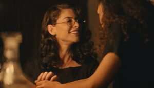 Alinne Moraes Instagram - Finalizei o capítulo 45 da minha novela preferida. De coração apertado, deixo aqui meus mais profundos agradecimentos a todos que acompanharam e vibraram com essa obra maravilhosa, criada por George Moura, Sergio Goldenberg, Rogério Gomes @papa10 e toda a equipe incrível de Guerreiros do Sol. Foi uma honra interpretar uma das personagens mais lindas, fortes e desafiadoras que já vivi: Jânia. Ela me transformou em uma mulher melhor e em uma atriz melhor. Essa personagem tão majestosa não apenas me apresentou as mulheres sertanejas, mas também me revelou um novo horizonte e um novo segmento. Sinto que nunca mais serei a mesma depois dessa experiência. Vou sentir saudades imensas. Escrevo isso com lágrimas nos olhos e um vazio familiar que sempre vem após cada trabalho finalizado. Mas sei que Dona Jania seguirá para a eternidade. Um beijo carinhoso a todos que enviaram mensagens lindas; recebo cada uma delas com muito amor. Agradeço ao público e as “Jotilhas” que acompanharam essa trajetória, a parceira maravilhosa que a arte me deu pra vida @carvalhoalice e a todos que acreditaram em mim para dar vida à Jânia. Sou profundamente grata pela confiança depositada em mim ao me oferecerem essa preciosidade. Sinto-me honrada e feliz, seguindo em paz.
🥹❤️ #GuerreirosDoSol @globoplay @globoplaynovelas ✨🌷