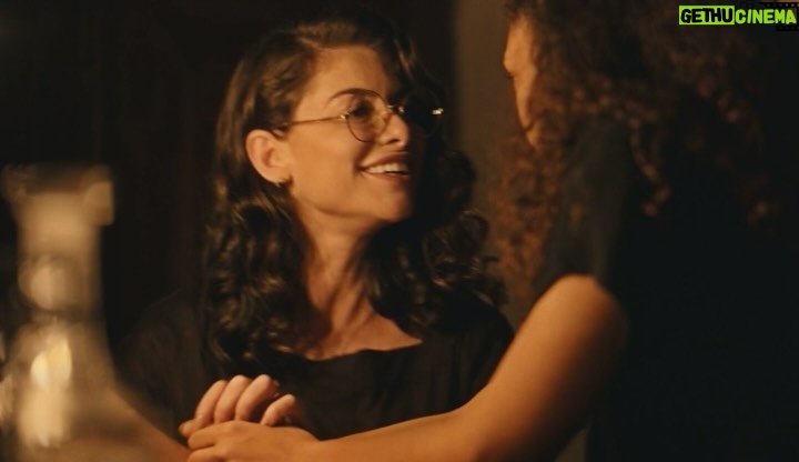 Alinne Moraes - 23.7K Likes - Finalizei o capítulo 45 da minha novela preferida. De coração apertado, deixo aqui meus mais profundos agradecimentos a todos que acompanharam e vibraram com essa obra maravilhosa, criada por George Moura, Sergio Goldenberg, Rogério Gomes @papa10 e toda a equipe incrível de Guerreiros do Sol. Foi uma honra interpretar uma das personagens mais lindas, fortes e desafiadoras que já vivi: Jânia. Ela me transformou em uma mulher melhor e em uma atriz melhor. Essa personagem tão majestosa não apenas me apresentou as mulheres sertanejas, mas também me revelou um novo horizonte e um novo segmento. Sinto que nunca mais serei a mesma depois dessa experiência. Vou sentir saudades imensas. Escrevo isso com lágrimas nos olhos e um vazio familiar que sempre vem após cada trabalho finalizado. Mas sei que Dona Jania seguirá para a eternidade. Um beijo carinhoso a todos que enviaram mensagens lindas; recebo cada uma delas com muito amor. Agradeço ao público e as “Jotilhas” que acompanharam essa trajetória, a parceira maravilhosa que a arte me deu pra vida @carvalhoalice e a todos que acreditaram em mim para dar vida à Jânia. Sou profundamente grata pela confiança depositada em mim ao me oferecerem essa preciosidade. Sinto-me honrada e feliz, seguindo em paz.
🥹❤️ #GuerreirosDoSol @globoplay @globoplaynovelas ✨🌷
