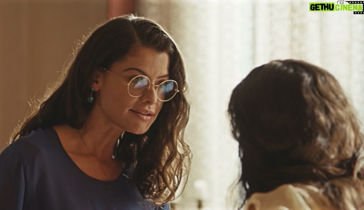 Alinne Moraes - 23.7K Likes - Finalizei o capítulo 45 da minha novela preferida. De coração apertado, deixo aqui meus mais profundos agradecimentos a todos que acompanharam e vibraram com essa obra maravilhosa, criada por George Moura, Sergio Goldenberg, Rogério Gomes @papa10 e toda a equipe incrível de Guerreiros do Sol. Foi uma honra interpretar uma das personagens mais lindas, fortes e desafiadoras que já vivi: Jânia. Ela me transformou em uma mulher melhor e em uma atriz melhor. Essa personagem tão majestosa não apenas me apresentou as mulheres sertanejas, mas também me revelou um novo horizonte e um novo segmento. Sinto que nunca mais serei a mesma depois dessa experiência. Vou sentir saudades imensas. Escrevo isso com lágrimas nos olhos e um vazio familiar que sempre vem após cada trabalho finalizado. Mas sei que Dona Jania seguirá para a eternidade. Um beijo carinhoso a todos que enviaram mensagens lindas; recebo cada uma delas com muito amor. Agradeço ao público e as “Jotilhas” que acompanharam essa trajetória, a parceira maravilhosa que a arte me deu pra vida @carvalhoalice e a todos que acreditaram em mim para dar vida à Jânia. Sou profundamente grata pela confiança depositada em mim ao me oferecerem essa preciosidade. Sinto-me honrada e feliz, seguindo em paz.
🥹❤️ #GuerreirosDoSol @globoplay @globoplaynovelas ✨🌷
