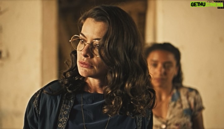 Alinne Moraes - 23.7K Likes - Finalizei o capítulo 45 da minha novela preferida. De coração apertado, deixo aqui meus mais profundos agradecimentos a todos que acompanharam e vibraram com essa obra maravilhosa, criada por George Moura, Sergio Goldenberg, Rogério Gomes @papa10 e toda a equipe incrível de Guerreiros do Sol. Foi uma honra interpretar uma das personagens mais lindas, fortes e desafiadoras que já vivi: Jânia. Ela me transformou em uma mulher melhor e em uma atriz melhor. Essa personagem tão majestosa não apenas me apresentou as mulheres sertanejas, mas também me revelou um novo horizonte e um novo segmento. Sinto que nunca mais serei a mesma depois dessa experiência. Vou sentir saudades imensas. Escrevo isso com lágrimas nos olhos e um vazio familiar que sempre vem após cada trabalho finalizado. Mas sei que Dona Jania seguirá para a eternidade. Um beijo carinhoso a todos que enviaram mensagens lindas; recebo cada uma delas com muito amor. Agradeço ao público e as “Jotilhas” que acompanharam essa trajetória, a parceira maravilhosa que a arte me deu pra vida @carvalhoalice e a todos que acreditaram em mim para dar vida à Jânia. Sou profundamente grata pela confiança depositada em mim ao me oferecerem essa preciosidade. Sinto-me honrada e feliz, seguindo em paz.
🥹❤️ #GuerreirosDoSol @globoplay @globoplaynovelas ✨🌷