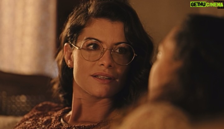 Alinne Moraes - 23.7K Likes - Finalizei o capítulo 45 da minha novela preferida. De coração apertado, deixo aqui meus mais profundos agradecimentos a todos que acompanharam e vibraram com essa obra maravilhosa, criada por George Moura, Sergio Goldenberg, Rogério Gomes @papa10 e toda a equipe incrível de Guerreiros do Sol. Foi uma honra interpretar uma das personagens mais lindas, fortes e desafiadoras que já vivi: Jânia. Ela me transformou em uma mulher melhor e em uma atriz melhor. Essa personagem tão majestosa não apenas me apresentou as mulheres sertanejas, mas também me revelou um novo horizonte e um novo segmento. Sinto que nunca mais serei a mesma depois dessa experiência. Vou sentir saudades imensas. Escrevo isso com lágrimas nos olhos e um vazio familiar que sempre vem após cada trabalho finalizado. Mas sei que Dona Jania seguirá para a eternidade. Um beijo carinhoso a todos que enviaram mensagens lindas; recebo cada uma delas com muito amor. Agradeço ao público e as “Jotilhas” que acompanharam essa trajetória, a parceira maravilhosa que a arte me deu pra vida @carvalhoalice e a todos que acreditaram em mim para dar vida à Jânia. Sou profundamente grata pela confiança depositada em mim ao me oferecerem essa preciosidade. Sinto-me honrada e feliz, seguindo em paz.
🥹❤️ #GuerreirosDoSol @globoplay @globoplaynovelas ✨🌷