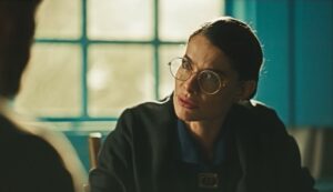Alinne Moraes Instagram - Finalizei o capítulo 45 da minha novela preferida. De coração apertado, deixo aqui meus mais profundos agradecimentos a todos que acompanharam e vibraram com essa obra maravilhosa, criada por George Moura, Sergio Goldenberg, Rogério Gomes @papa10 e toda a equipe incrível de Guerreiros do Sol. Foi uma honra interpretar uma das personagens mais lindas, fortes e desafiadoras que já vivi: Jânia. Ela me transformou em uma mulher melhor e em uma atriz melhor. Essa personagem tão majestosa não apenas me apresentou as mulheres sertanejas, mas também me revelou um novo horizonte e um novo segmento. Sinto que nunca mais serei a mesma depois dessa experiência. Vou sentir saudades imensas. Escrevo isso com lágrimas nos olhos e um vazio familiar que sempre vem após cada trabalho finalizado. Mas sei que Dona Jania seguirá para a eternidade. Um beijo carinhoso a todos que enviaram mensagens lindas; recebo cada uma delas com muito amor. Agradeço ao público e as “Jotilhas” que acompanharam essa trajetória, a parceira maravilhosa que a arte me deu pra vida @carvalhoalice e a todos que acreditaram em mim para dar vida à Jânia. Sou profundamente grata pela confiança depositada em mim ao me oferecerem essa preciosidade. Sinto-me honrada e feliz, seguindo em paz.
🥹❤️ #GuerreirosDoSol @globoplay @globoplaynovelas ✨🌷