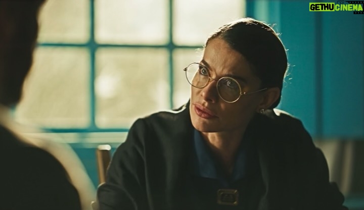 Alinne Moraes - 23.7K Likes - Finalizei o capítulo 45 da minha novela preferida. De coração apertado, deixo aqui meus mais profundos agradecimentos a todos que acompanharam e vibraram com essa obra maravilhosa, criada por George Moura, Sergio Goldenberg, Rogério Gomes @papa10 e toda a equipe incrível de Guerreiros do Sol. Foi uma honra interpretar uma das personagens mais lindas, fortes e desafiadoras que já vivi: Jânia. Ela me transformou em uma mulher melhor e em uma atriz melhor. Essa personagem tão majestosa não apenas me apresentou as mulheres sertanejas, mas também me revelou um novo horizonte e um novo segmento. Sinto que nunca mais serei a mesma depois dessa experiência. Vou sentir saudades imensas. Escrevo isso com lágrimas nos olhos e um vazio familiar que sempre vem após cada trabalho finalizado. Mas sei que Dona Jania seguirá para a eternidade. Um beijo carinhoso a todos que enviaram mensagens lindas; recebo cada uma delas com muito amor. Agradeço ao público e as “Jotilhas” que acompanharam essa trajetória, a parceira maravilhosa que a arte me deu pra vida @carvalhoalice e a todos que acreditaram em mim para dar vida à Jânia. Sou profundamente grata pela confiança depositada em mim ao me oferecerem essa preciosidade. Sinto-me honrada e feliz, seguindo em paz.
🥹❤️ #GuerreirosDoSol @globoplay @globoplaynovelas ✨🌷