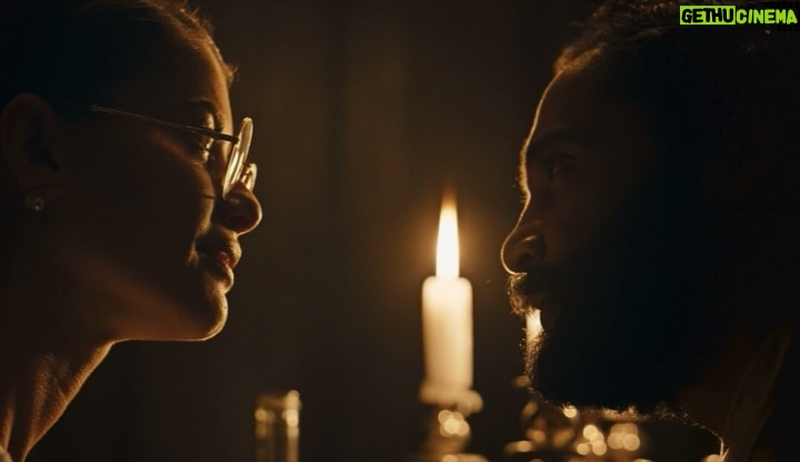 Alinne Moraes - 23.7K Likes - Finalizei o capítulo 45 da minha novela preferida. De coração apertado, deixo aqui meus mais profundos agradecimentos a todos que acompanharam e vibraram com essa obra maravilhosa, criada por George Moura, Sergio Goldenberg, Rogério Gomes @papa10 e toda a equipe incrível de Guerreiros do Sol. Foi uma honra interpretar uma das personagens mais lindas, fortes e desafiadoras que já vivi: Jânia. Ela me transformou em uma mulher melhor e em uma atriz melhor. Essa personagem tão majestosa não apenas me apresentou as mulheres sertanejas, mas também me revelou um novo horizonte e um novo segmento. Sinto que nunca mais serei a mesma depois dessa experiência. Vou sentir saudades imensas. Escrevo isso com lágrimas nos olhos e um vazio familiar que sempre vem após cada trabalho finalizado. Mas sei que Dona Jania seguirá para a eternidade. Um beijo carinhoso a todos que enviaram mensagens lindas; recebo cada uma delas com muito amor. Agradeço ao público e as “Jotilhas” que acompanharam essa trajetória, a parceira maravilhosa que a arte me deu pra vida @carvalhoalice e a todos que acreditaram em mim para dar vida à Jânia. Sou profundamente grata pela confiança depositada em mim ao me oferecerem essa preciosidade. Sinto-me honrada e feliz, seguindo em paz.
🥹❤️ #GuerreirosDoSol @globoplay @globoplaynovelas ✨🌷