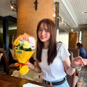 Alisa Sakamaki Instagram - 25歳になりました☺️

日頃から応援してくださるファンの皆様。
たくさんお世話になっている関係者の皆様。
時には厳しくも愛に溢れている事務所のみんな。
誕生日を一緒に過ごしてくれた高校からの大好きな親友ちゃん。

毎年、「こんな幸せなことがあっていいのかな」を実感している日です☺️

こうしてここまで一歩一歩進んでこられたこと、心から楽しんで毎日を送れていること、全てに感謝です。

ママとパパありがとう☺️
坂巻家に生まれて来れて幸せだよ！！！

ファンの皆様、
これからも私らしく頑張るので、どうぞ末長くよろしくね！笑

みんながずーーっとハッピーでいられますように☺️🔥

髪の毛ちょこっとボンバー💣だけど許してね！！^_^
なんてったって誕生日だからね！！！！大目観て！！笑🥹