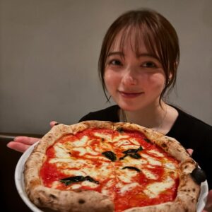 Alisa Sakamaki Instagram - 25歳になりました☺️

日頃から応援してくださるファンの皆様。
たくさんお世話になっている関係者の皆様。
時には厳しくも愛に溢れている事務所のみんな。
誕生日を一緒に過ごしてくれた高校からの大好きな親友ちゃん。

毎年、「こんな幸せなことがあっていいのかな」を実感している日です☺️

こうしてここまで一歩一歩進んでこられたこと、心から楽しんで毎日を送れていること、全てに感謝です。

ママとパパありがとう☺️
坂巻家に生まれて来れて幸せだよ！！！

ファンの皆様、
これからも私らしく頑張るので、どうぞ末長くよろしくね！笑

みんながずーーっとハッピーでいられますように☺️🔥

髪の毛ちょこっとボンバー💣だけど許してね！！^_^
なんてったって誕生日だからね！！！！大目観て！！笑🥹