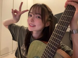 Alisa Sakamaki Instagram - 今日も今日とてギター練習🎸

最近は音楽に対して以前よりも、もっともっと熱の入った接し方ができています🔥
楽しい！

みんなに素敵な報告ができるように頑張るよおおお🎸

#坂巻有紗 
#ギター