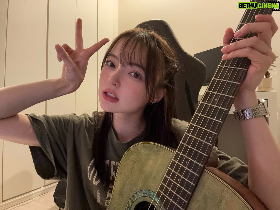 Alisa Sakamaki - 8.4K Likes - 今日も今日とてギター練習🎸

最近は音楽に対して以前よりも、もっともっと熱の入った接し方ができています🔥
楽しい！

みんなに素敵な報告ができるように頑張るよおおお🎸

#坂巻有紗 
#ギター