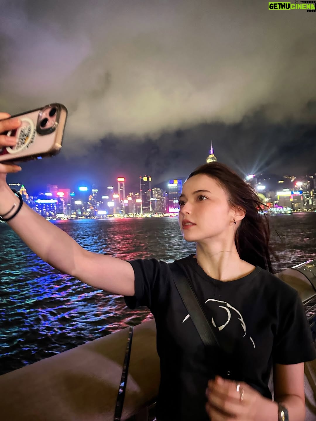 Alisa Sakamaki - 9.5K Likes - 香港での思い出②

100万ドルの夜景！！！🌃
とっても綺麗だった〜
台風🌀の日で風はビュンビュンだったけど笑
おかげでオールバック^_^^_^

それも思い出です☺️☺️

#坂巻有紗 
#alisasakamaki 
#香港
#hongkong
