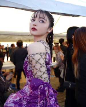 Alisa Sakamaki Instagram - 本日は私にとって二回目の横浜国際映画祭に参加させていただきました✨
レッドカーペットも歩かせていただいて、とても幸せでした！
見に来てくれた皆様、ありがとうございました！
短編映画「悲しみと怒り」ぜひみてねー！！
5月6日に横浜ジャック&ベティにて舞台挨拶も行います🎬
お待ちしております！

こちらのかわいいお洋服は、ZINKATOさんのものです！
ありがとうございました✨💜

ヘアメイク
@hairmake.sw ❤️

#横浜国際映画祭 
#横浜
#映画祭