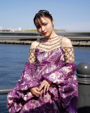 Alisa Sakamaki Instagram - 本日は私にとって二回目の横浜国際映画祭に参加させていただきました✨
レッドカーペットも歩かせていただいて、とても幸せでした！
見に来てくれた皆様、ありがとうございました！
短編映画「悲しみと怒り」ぜひみてねー！！
5月6日に横浜ジャック&ベティにて舞台挨拶も行います🎬
お待ちしております！

こちらのかわいいお洋服は、ZINKATOさんのものです！
ありがとうございました✨💜

ヘアメイク
@hairmake.sw ❤️

#横浜国際映画祭 
#横浜
#映画祭