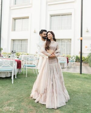 Alisha Prajapati Instagram - This right here? This is peak engagement goals. The style, the smiles, the love... everything!😍❤️

Couple: @alishaprajapati thekushshah 
Outfit: @samta_gaudani
Makeup, Hair & Jewellery: @sejal_savaliya22 
Nails: @daisynailstudio
Mehendi Artist: @rima_mehndi_art
Styled by: @idivyeshtalaviya @styledbydivyesh
Assisted by: @ianjali_patel
Photographer: @sarvasvabymanthan 
Venue: @thehillock_ahmedabad

(Engagement , Engagement look. Engagement Outfit, Couple Goals)