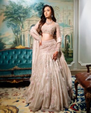 Alisha Prajapati Instagram - He Asked,And She Said Yes To Forever.🥹🧿♥️
.
Styled Our Gorgeous @alishaprajapati 🫶🏻
Styled by:- @idivyeshtalaviya 
Wearing:- @samta_gaudani 
HMUA:- @sejal_savaliya22
📸:- @sarvasvabymanthan 
Styling Team:- @styledbydivyesh @ianjali_patel 
@vaidehi1312