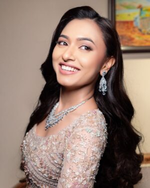 Alisha Prajapati Instagram - A little sparkle, a lot of love🥹🫶🏻 
@alishaprajapati ♥️
.
Styled by:- @idivyeshtalaviya 
Outfit by:- @samta_gaudani 
HMUA:- @sejal_savaliya22 
Nails by:- @daisynailstudio 
Styling Team:- @styledbydivyesh @vaidehi1312 
📸:- @sarvasvabymanthan 
#styledbydivyesh💫