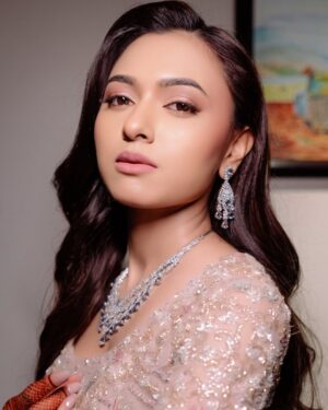 Alisha Prajapati Instagram - A little sparkle, a lot of love🥹🫶🏻 
@alishaprajapati ♥️
.
Styled by:- @idivyeshtalaviya 
Outfit by:- @samta_gaudani 
HMUA:- @sejal_savaliya22 
Nails by:- @daisynailstudio 
Styling Team:- @styledbydivyesh @vaidehi1312 
📸:- @sarvasvabymanthan 
#styledbydivyesh💫