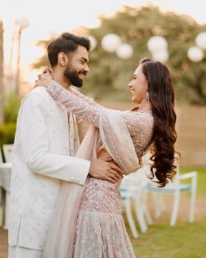 Alisha Prajapati Instagram - This right here? This is peak engagement goals. The style, the smiles, the love... everything!😍❤️

Couple: @alishaprajapati thekushshah 
Outfit: @samta_gaudani
Makeup, Hair & Jewellery: @sejal_savaliya22 
Nails: @daisynailstudio
Mehendi Artist: @rima_mehndi_art
Styled by: @idivyeshtalaviya @styledbydivyesh
Assisted by: @ianjali_patel
Photographer: @sarvasvabymanthan 
Venue: @thehillock_ahmedabad

(Engagement , Engagement look. Engagement Outfit, Couple Goals)