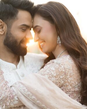 Alisha Prajapati Instagram - This right here? This is peak engagement goals. The style, the smiles, the love... everything!😍❤️

Couple: @alishaprajapati thekushshah 
Outfit: @samta_gaudani
Makeup, Hair & Jewellery: @sejal_savaliya22 
Nails: @daisynailstudio
Mehendi Artist: @rima_mehndi_art
Styled by: @idivyeshtalaviya @styledbydivyesh
Assisted by: @ianjali_patel
Photographer: @sarvasvabymanthan 
Venue: @thehillock_ahmedabad

(Engagement , Engagement look. Engagement Outfit, Couple Goals)