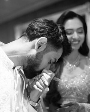 Alisha Prajapati Instagram - This right here? This is peak engagement goals. The style, the smiles, the love... everything!😍❤️

Couple: @alishaprajapati thekushshah 
Outfit: @samta_gaudani
Makeup, Hair & Jewellery: @sejal_savaliya22 
Nails: @daisynailstudio
Mehendi Artist: @rima_mehndi_art
Styled by: @idivyeshtalaviya @styledbydivyesh
Assisted by: @ianjali_patel
Photographer: @sarvasvabymanthan 
Venue: @thehillock_ahmedabad

(Engagement , Engagement look. Engagement Outfit, Couple Goals)