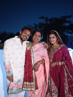 Alisha Rajput Instagram - 1 karwachauth was soo special thanku soo much @oye_indori  for always supporting me , treating me like queen 😘😘❤️ and Dyson hi kya bolu 😍😍😍 Thanku Thanku 😘😘