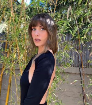 Alison Brie Instagram - So proud of my hot, talented husband for his hilarious, nominated turn in THE STUDIO! I’ll be your  1 anytime, baby. 😘 Congrats to all the nominees and winners last night! ✨✨