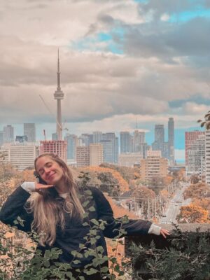 Alison Mandel Instagram - Primer día en Toronto 🍁 
Conociendo a los comediantes y recorriendo la hermosa ciudad.
Quedan unas poquitas entradas para el Domingo 💝 por si anda por estos lados…