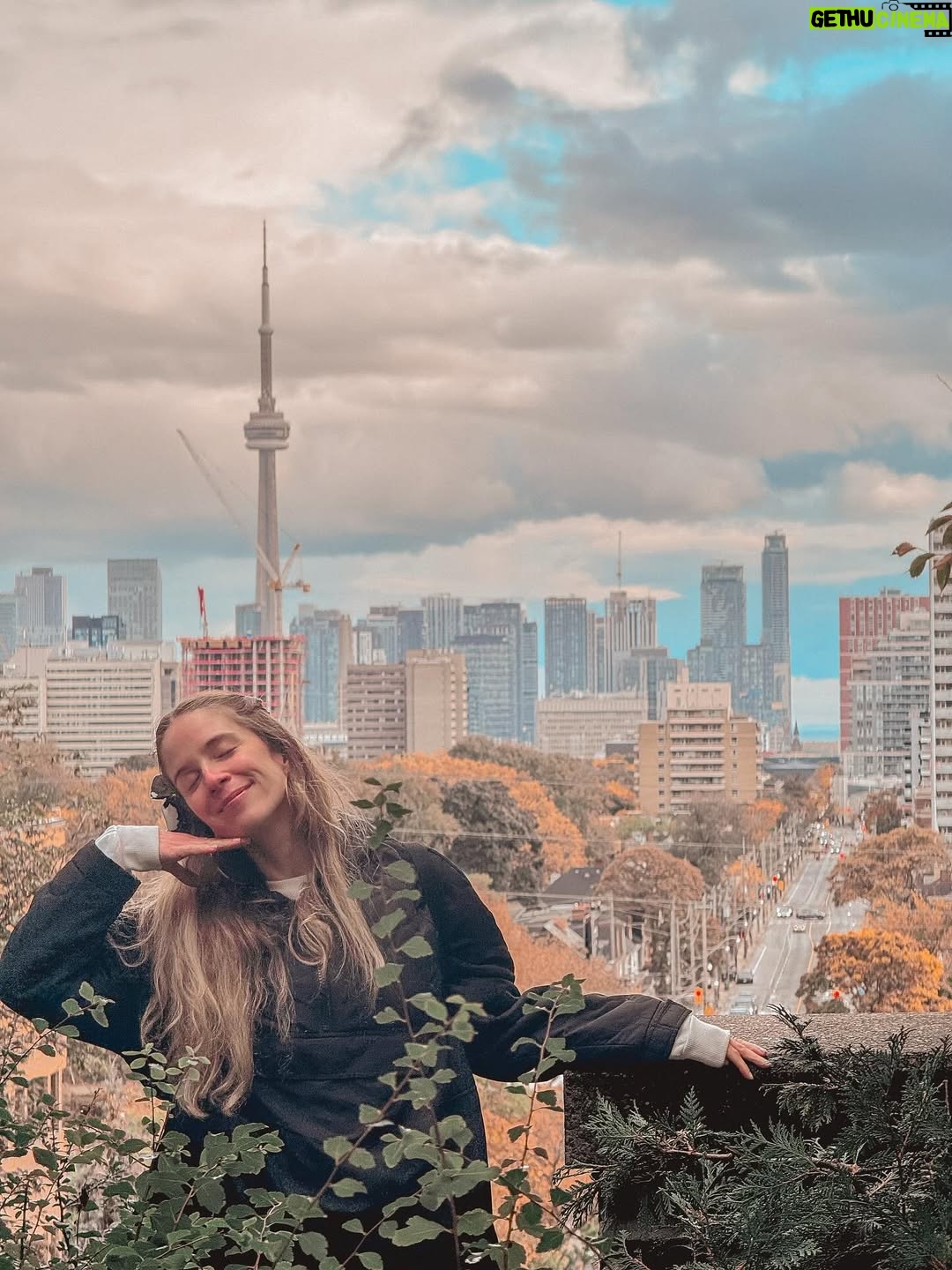 Alison Mandel - 61K Likes - Primer día en Toronto 🍁 
Conociendo a los comediantes y recorriendo la hermosa ciudad.
Quedan unas poquitas entradas para el Domingo 💝 por si anda por estos lados…