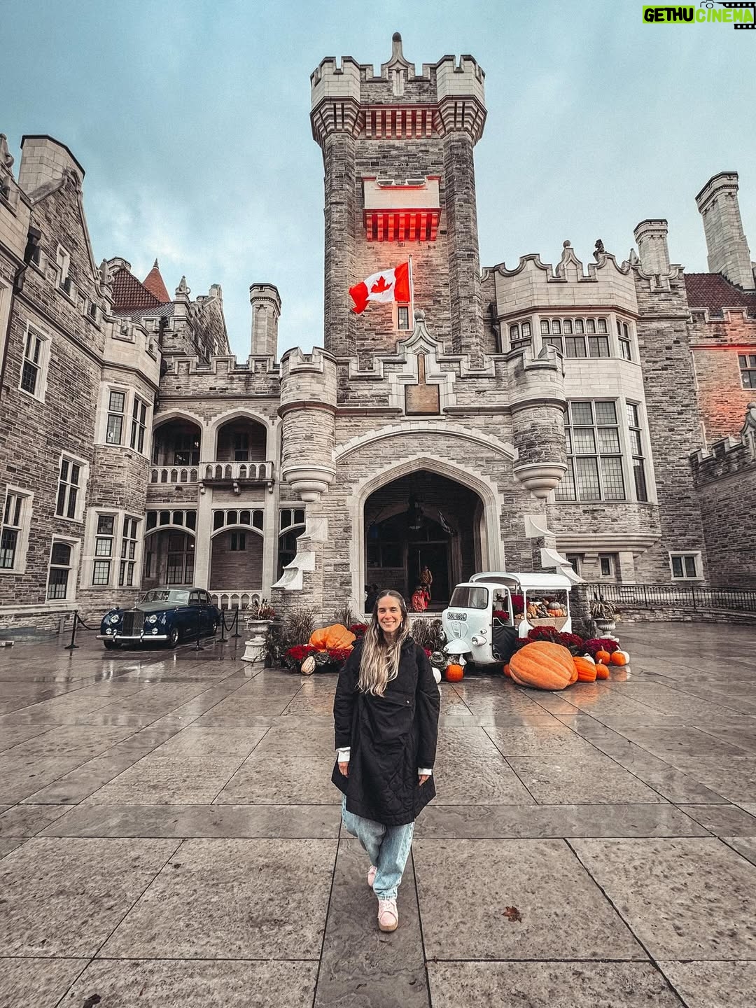Alison Mandel - 61K Likes - Primer día en Toronto 🍁 
Conociendo a los comediantes y recorriendo la hermosa ciudad.
Quedan unas poquitas entradas para el Domingo 💝 por si anda por estos lados…