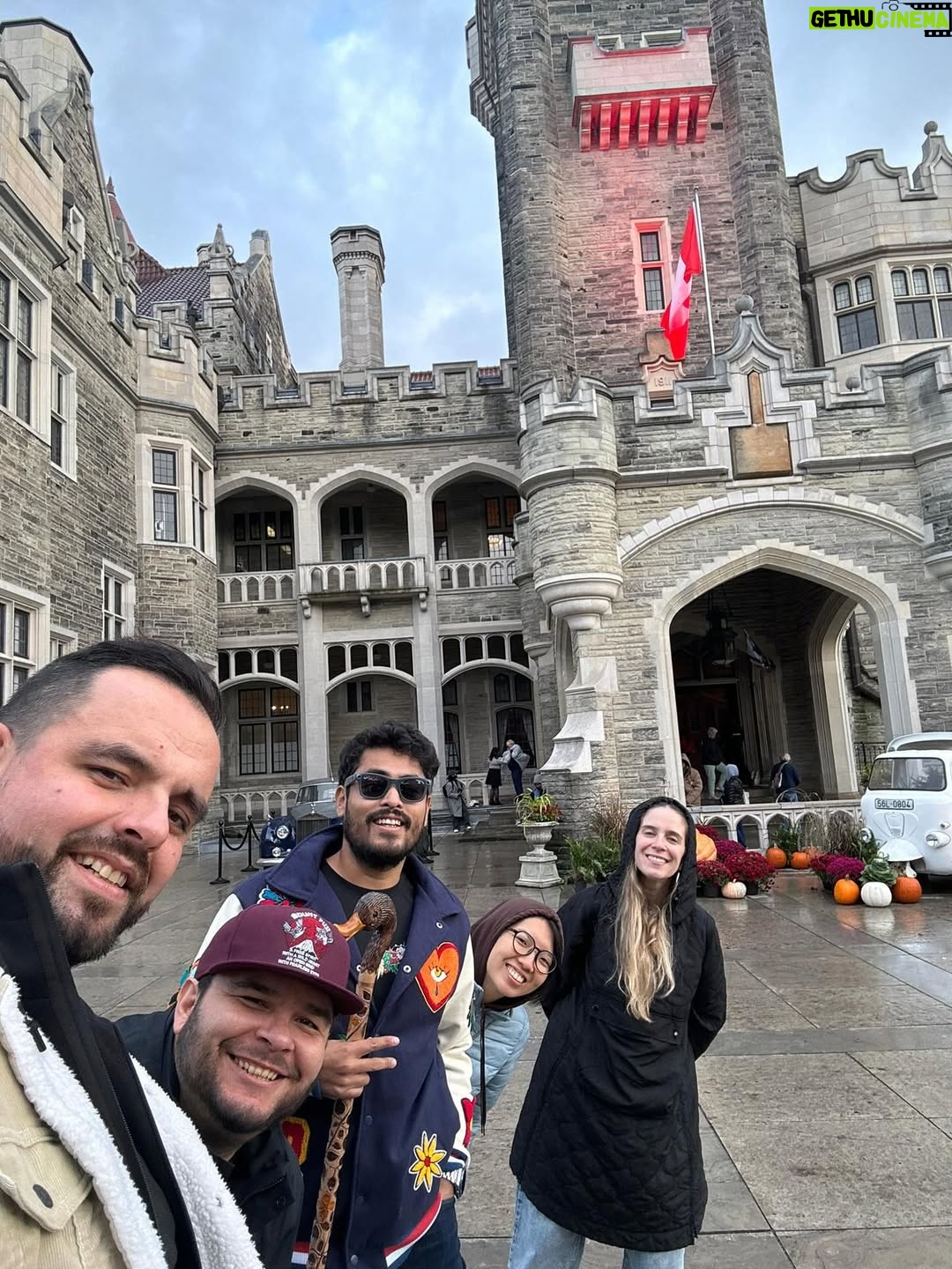 Alison Mandel - 61K Likes - Primer día en Toronto 🍁 
Conociendo a los comediantes y recorriendo la hermosa ciudad.
Quedan unas poquitas entradas para el Domingo 💝 por si anda por estos lados…