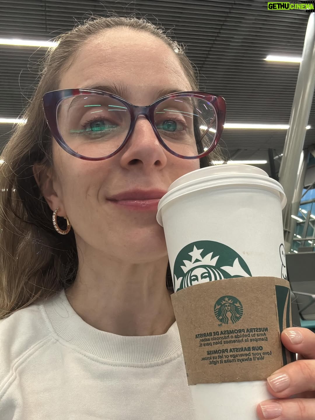 Alison Mandel - 61K Likes - Primer día en Toronto 🍁 
Conociendo a los comediantes y recorriendo la hermosa ciudad.
Quedan unas poquitas entradas para el Domingo 💝 por si anda por estos lados…