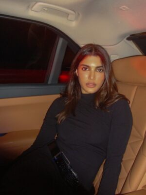 Alizeh Agnihotri Instagram - be there in 5 😗