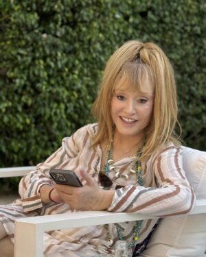 Alla Pugacheva Instagram - Минутный порыв говорить пропал.не лучше ли просто допить свой бокал.Мне лучше уйти улыбаясь.🙋‍♀️🙏❤️