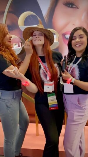 Allisson Lozz Instagram - Y así comenzó ✨
Quieres emprender con nosotros y vivir el próximo año estás hermosas aventuras con mi equipo y conmigo❔
Escríbeme por privado ✨
🇺🇸🇲🇽🇵🇷🇨🇴🇨🇦🇩🇴🇬🇧🇧🇷🇵🇹
#horizonte2023 #farmasi #teamimperio👑farmasi