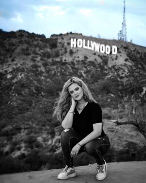 Allisson Lozz Instagram - Cual efecto te gusta más de los 3 ?
Hollywood Sign es el nombre con el que se conoce al famoso letrero gigantesco situado en una colina conocida como Monte Lee, que forma parte del Parque Griffith, en el distrito de Hollywood Hills, en Los Ángeles, California.
Cada letra mide unos 13,7 metros de altura y en total, el cartel mide unos 106,7 metros de longitud. Fue creado como parte de una campaña publicitaria en 1923!
A punto de cumplir sus primeros 100 años ✨!
Hay varios miradores pero donde mejor saldrá tu foto es en el parque
📍 Lake Hollywood .
#la #losangeles #california #escape #hollywood #hollywoodsign #hollywoodhills #allissongtzlozano