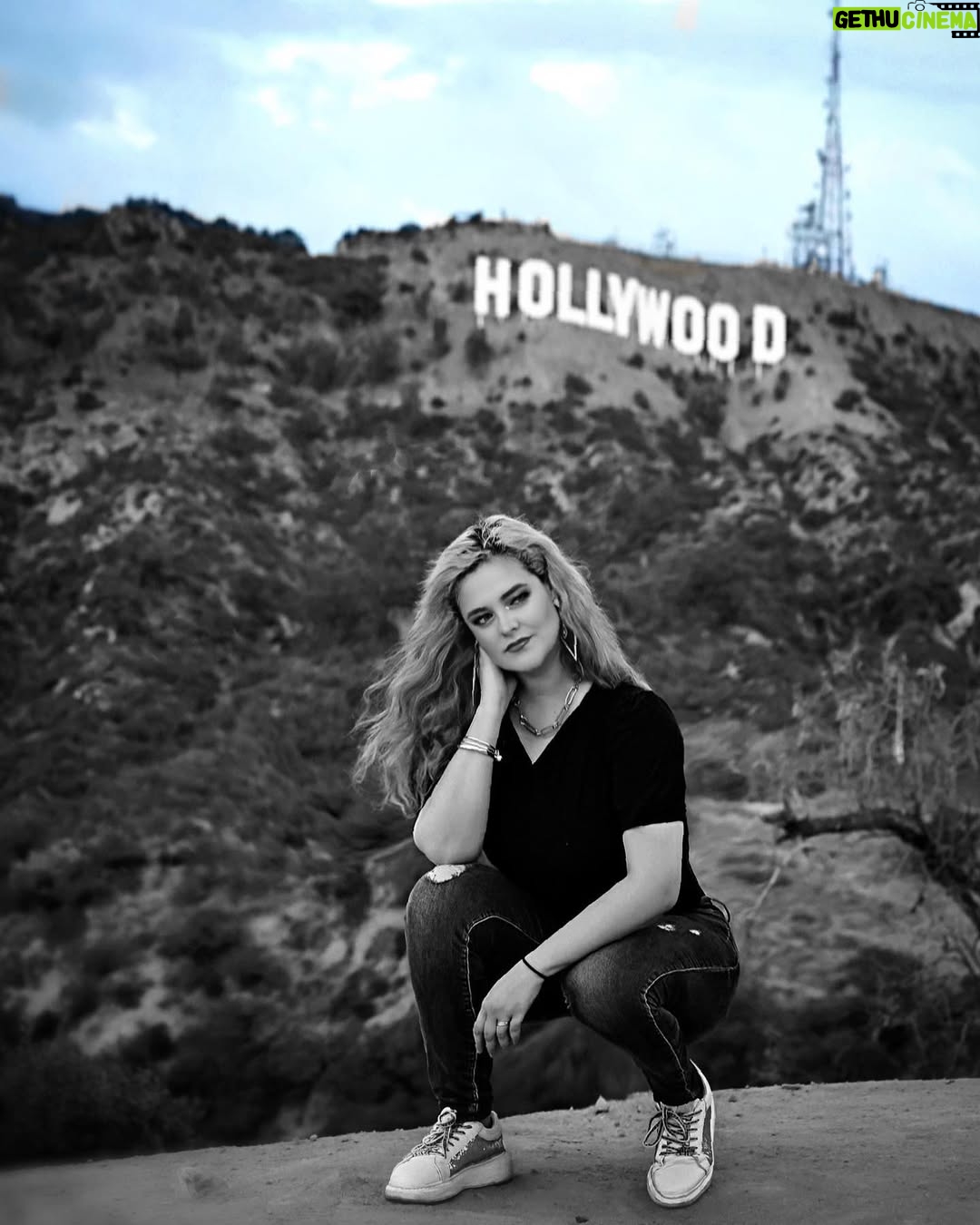 Allisson Lozz - 13K Likes - Cual efecto te gusta más de los 3 ?

Hollywood Sign es el nombre con el que se conoce al famoso letrero gigantesco situado en una colina conocida como Monte Lee, que forma parte del Parque Griffith, en el distrito de Hollywood Hills, en Los Ángeles, California.

Cada letra mide unos 13,7 metros de altura y en total, el cartel mide unos 106,7 metros de longitud. Fue creado como parte de una campaña publicitaria en 1923!

A punto de cumplir sus primeros 100 años ✨!

Hay varios miradores pero donde mejor saldrá tu foto es en el parque 
📍 Lake Hollywood .

#la #losangeles #california #escape #hollywood #hollywoodsign #hollywoodhills #allissongtzlozano