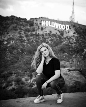 Allisson Lozz Instagram - Cual efecto te gusta más de los 3 ?
Hollywood Sign es el nombre con el que se conoce al famoso letrero gigantesco situado en una colina conocida como Monte Lee, que forma parte del Parque Griffith, en el distrito de Hollywood Hills, en Los Ángeles, California.
Cada letra mide unos 13,7 metros de altura y en total, el cartel mide unos 106,7 metros de longitud. Fue creado como parte de una campaña publicitaria en 1923!
A punto de cumplir sus primeros 100 años ✨!
Hay varios miradores pero donde mejor saldrá tu foto es en el parque
📍 Lake Hollywood .
#la #losangeles #california #escape #hollywood #hollywoodsign #hollywoodhills #allissongtzlozano