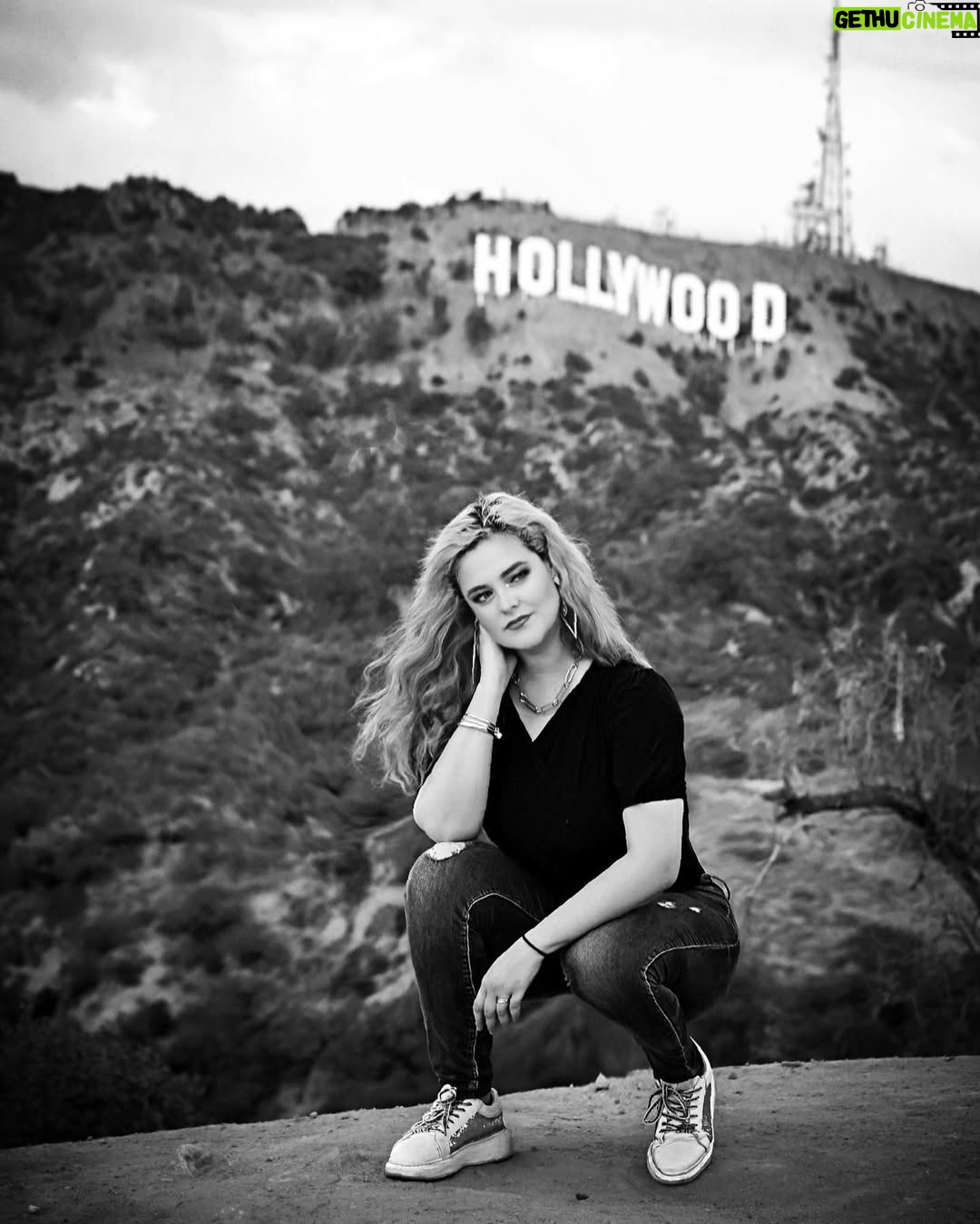 Allisson Lozz - 13K Likes - Cual efecto te gusta más de los 3 ?

Hollywood Sign es el nombre con el que se conoce al famoso letrero gigantesco situado en una colina conocida como Monte Lee, que forma parte del Parque Griffith, en el distrito de Hollywood Hills, en Los Ángeles, California.

Cada letra mide unos 13,7 metros de altura y en total, el cartel mide unos 106,7 metros de longitud. Fue creado como parte de una campaña publicitaria en 1923!

A punto de cumplir sus primeros 100 años ✨!

Hay varios miradores pero donde mejor saldrá tu foto es en el parque 
📍 Lake Hollywood .

#la #losangeles #california #escape #hollywood #hollywoodsign #hollywoodhills #allissongtzlozano