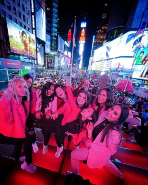 Allisson Lozz Instagram - Primer Noche en 🅽🅴🆆 🆈🅾🆁🅺 celebrando a las 𝐜𝐨𝐧𝐬𝐮𝐥𝐭𝐨𝐫𝐚𝐬 𝐄𝐬𝐭𝐫𝐞𝐥𝐥𝐚 🌟
🇺🇸 🇵🇷 🇲🇽 🇨🇴 🇵🇪
.
.
.
.
.
.
.
.
.
.
#newyork
#allissongtz
#mujeresemprendedoras
#usa #puertorico #mexico #colombia #peru