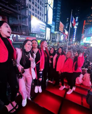 Allisson Lozz Instagram - Primer Noche en 🅽🅴🆆 🆈🅾🆁🅺 celebrando a las 𝐜𝐨𝐧𝐬𝐮𝐥𝐭𝐨𝐫𝐚𝐬 𝐄𝐬𝐭𝐫𝐞𝐥𝐥𝐚 🌟
🇺🇸 🇵🇷 🇲🇽 🇨🇴 🇵🇪
.
.
.
.
.
.
.
.
.
.
#newyork
#allissongtz
#mujeresemprendedoras
#usa #puertorico #mexico #colombia #peru