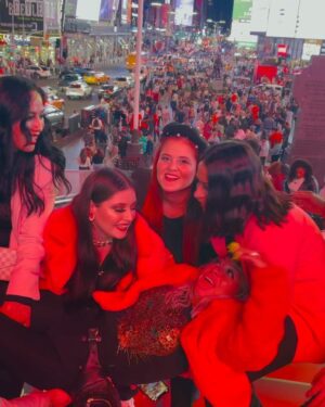 Allisson Lozz Instagram - Primer Noche en 🅽🅴🆆 🆈🅾🆁🅺 celebrando a las 𝐜𝐨𝐧𝐬𝐮𝐥𝐭𝐨𝐫𝐚𝐬 𝐄𝐬𝐭𝐫𝐞𝐥𝐥𝐚 🌟
🇺🇸 🇵🇷 🇲🇽 🇨🇴 🇵🇪
.
.
.
.
.
.
.
.
.
.
#newyork
#allissongtz
#mujeresemprendedoras
#usa #puertorico #mexico #colombia #peru