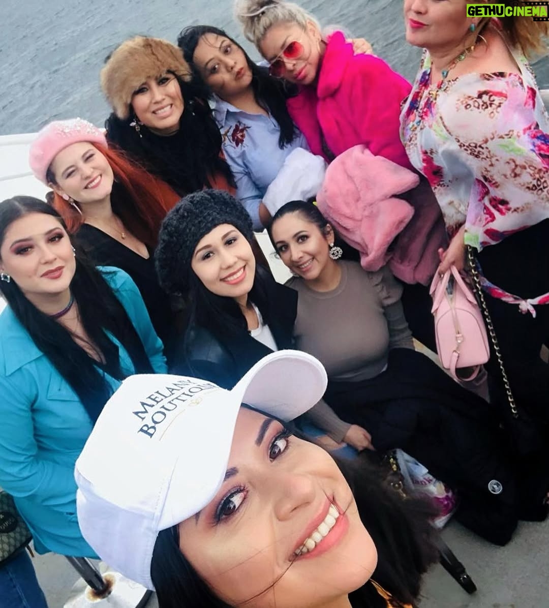Allisson Lozz - 4K Likes - Este viaje de Estrellas 🌟 se voló la barda …
por eso las llame 𝐓𝐫𝐚𝐯𝐚𝐜𝐚𝐜𝐢𝐨𝐧𝐞𝐬, se supone que vamos a trabajar pero cómo nos la pasamos bien 😜 Y esta es solo la parte -2 ya les iré subiendo lo que falta 💞#lovemyjob 

Te ayudo a emprender en 
🇺🇸 🇵🇷 🇲🇽 🇨🇴 🇵🇪
Mándame mensaje privado 🌟
.
.
.
.
.
.
.
.
.
.
#travacaciones 
#allissongtz 
#mujeresemprendedoras 
#usa #puertorico #mexico #colombia #peru