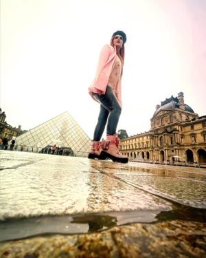 Allisson Lozz Instagram - Mereces irte a dormir sabiendo que estás haciendo lo mejor que puedes, que eres suficiente, que siempre puedes volver a empezar y que todo va a estar bien🤍❕
#parisfrance #museoluvre