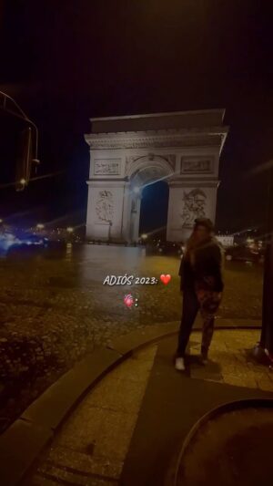 Allisson Lozz Instagram - Gracias 2023 ✨❕
Este año fue uno de los años más difíciles de mi vida, pero también uno de los años de más descubrimientos y aprendizajes 😃❕
Inicié el año en Paris y conociendo España x primera vez, con mil metas y sueños por delante, pero la vida tenía otros planes😬, pero a pesar de mi mala salud logré cumplir muchas metas con la ayuda de mi Dios Jehová, mi familia y amigos amados
🥹💕!
La vida es hermosa solo por el hecho de poder vivirla y más si vives con una esperanza que le da sentido a todo (Apocalipsis 21:3y4)🤍…
Sin importar si es desde una cama o entre lágrimas, hoy de la mano de mi Dios y de los que me aman y amo sigo de pie, con nuevas metas y sueños para mi y para los míos, y alistando maletas para viajar por primera vez Perú 🇵🇪 este año, lista para comer ceviche “leche de tigre 😋 “ y ver a mi equipo maravilloso 🤍🎉!
Estoy muy emocionada por ver todo lo que nos traerá este 2024, aunque para mí no es un año más, si no un año menos (Salmos 37:10y11)❣️
En este perfil no nos rendimos jamás 💃🏻👑🎉💞❕
•
•
•
👑 Emprende dando click aquí para más info ⤵️
https://beacons.ai/allissonlozano
O en el 🔗en mi Biografía 💕
🇺🇸 🇵🇷 🇲🇽 🇨🇦🇩🇴 🇪🇸 🇨🇴 🇧🇷 🇵🇪
#emprendedores #teamimperio #emprendeusa #emprendepr #emprendeméxico #emprendecanada #emprendeperu #emprendeespaña #emprendecolombia #emprendeecuador #latinosenusa #mexico #puertorico #republicadominicana #españa #colombia #peru#trabajadesdecasa #emprendimiento #mujeresemprendedoras #hombresemprendedores #farmasi