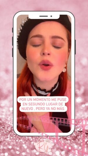 Allisson Lozz Instagram - Desde que escuché este reel se me hace un nudo en la garganta cada que lo oigo…
Por qué por unos meses volví a sentir que era mi obligación cumplir con los deseos de las demás personas ,anteponiendo lo que ellos querían a lo que yo deseaba y necesitaba…
Pero caí en cuenta que ya no solo me estaba poniendo en segundo lugar a mi y a mis deseos si no a mi familia y sus deseos también…
Meditando me di cuenta de que esto que paulatinamente sucedió y ni cuenta me di , también hacía que dejara de disfrutar mi trabajo que tanto me encanta…
Al platicar con mi familia y recordar que no le debo nada a nadie más que a mi respeto ,vuelvo a sentir esa paz mental 🤍
Hay más felicidad en dar que en recibir , pero no poniendo primero a personas que no les importas tú ni tu familia …
Si alguien te quiere obligar a hacer algo que tú no quieres sin importar lo que sea , si te entienden o no , es momento de ponerte primero , por ti y por los tuyos ✨💖