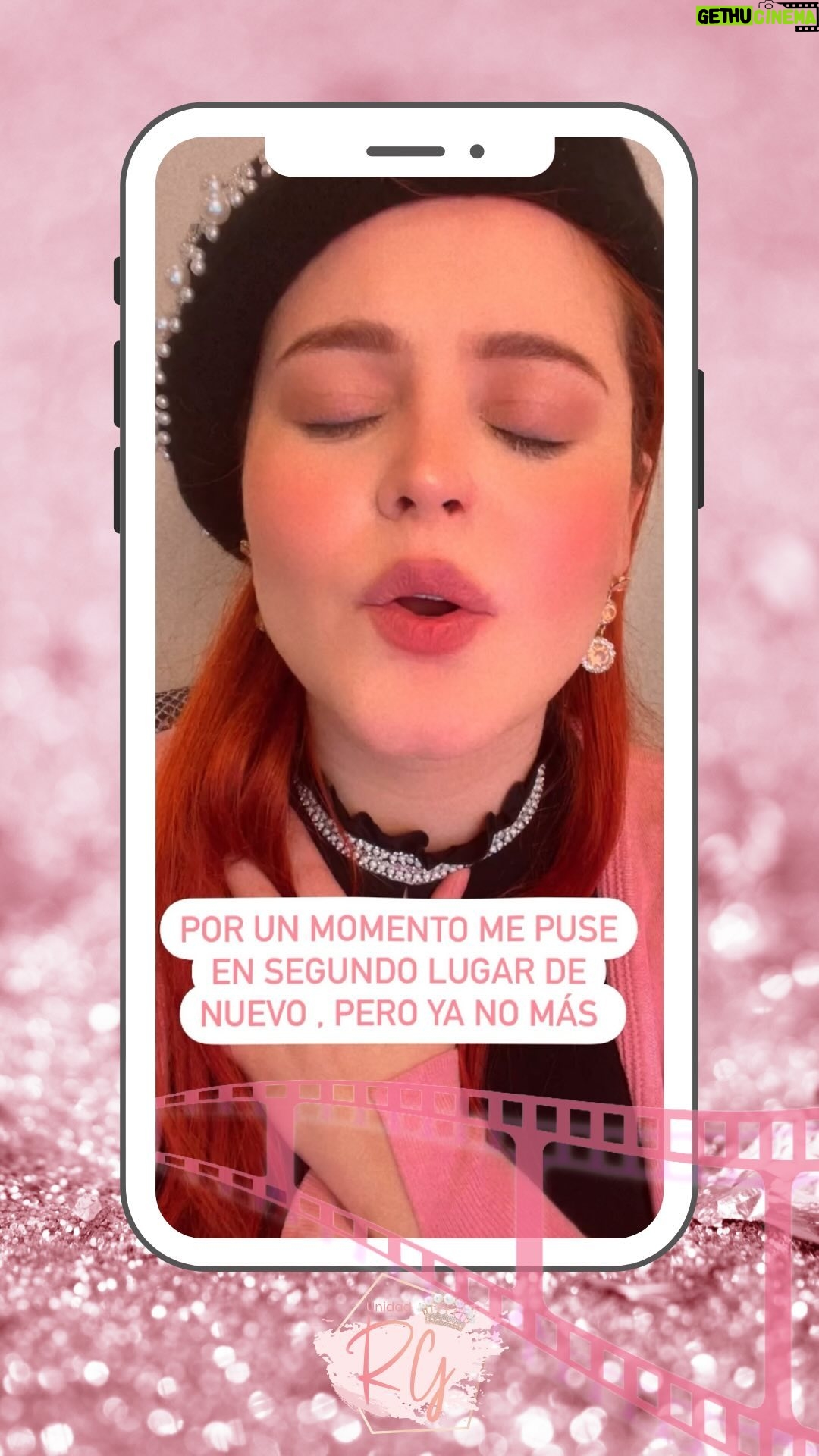 Allisson Lozz - 25.5K Likes - Desde que escuché este reel se me hace un nudo en la garganta cada que lo oigo…

Por qué por unos meses volví a sentir que era mi obligación cumplir con los deseos de las demás personas ,anteponiendo lo que ellos querían a lo que yo deseaba y necesitaba…

Pero caí en cuenta que ya no solo me estaba poniendo en segundo lugar a mi y a mis deseos si no a mi familia y sus deseos también…

Meditando me di cuenta de que esto que paulatinamente sucedió y ni cuenta me di , también hacía que dejara de disfrutar mi trabajo que tanto me encanta…

Al platicar con mi familia y recordar que no le debo nada a nadie más que a mi respeto ,vuelvo a sentir esa paz mental 🤍

Hay más felicidad en dar que en recibir , pero no poniendo primero a personas que no les importas tú ni tu familia …

Si alguien te quiere obligar a hacer algo que tú no quieres sin importar lo que sea , si te entienden o no , es momento de ponerte primero , por ti y por los tuyos ✨💖