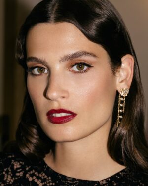 Alma Jodorowsky Instagram - LAST LOOKS. Actress and friend of the House @AlmaJodorowsky is joined by CHANEL Beauty before she steps out in Cannes. For her red-carpet makeup, she chose a timeless Hollywood-inspired look, with a glowy complexion, winged eyes, a subtle shimmer on the lids, and a classic red lip.

GET THE LOOK:
OMBRE ESSENTIELLE 234 Beige Sable
Limited edition LES BEIGES HEALTHY GOLDEN GLOW POWDER Éclat du soir
LE VOLUME DE CHANEL WATERPROOF 10 Noir
ROUGE COCO GLOSS 172 Tendresse
31 LE ROUGE Rouge Coromandel
LE CRAYON LÈVRES 194 Rouge Noir
-
#OmbreEssentielle #RougeCoco #CHANELBeauty
#CHANELMakeup #Cannes2025