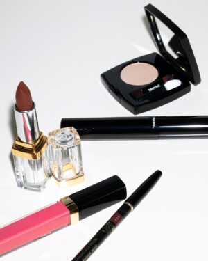 Alma Jodorowsky Instagram - LAST LOOKS. Actress and friend of the House @AlmaJodorowsky is joined by CHANEL Beauty before she steps out in Cannes. For her red-carpet makeup, she chose a timeless Hollywood-inspired look, with a glowy complexion, winged eyes, a subtle shimmer on the lids, and a classic red lip.

GET THE LOOK:
OMBRE ESSENTIELLE 234 Beige Sable
Limited edition LES BEIGES HEALTHY GOLDEN GLOW POWDER Éclat du soir
LE VOLUME DE CHANEL WATERPROOF 10 Noir
ROUGE COCO GLOSS 172 Tendresse
31 LE ROUGE Rouge Coromandel
LE CRAYON LÈVRES 194 Rouge Noir
-
#OmbreEssentielle #RougeCoco #CHANELBeauty
#CHANELMakeup #Cannes2025