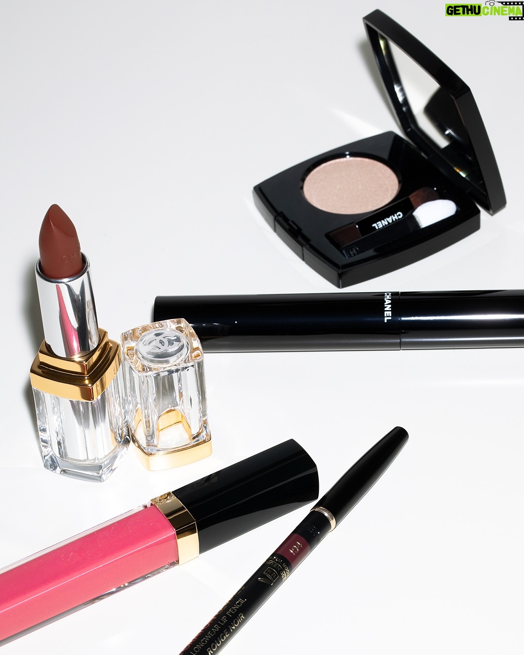 Alma Jodorowsky - 6.2K Likes - LAST LOOKS. Actress and friend of the House @AlmaJodorowsky is joined by CHANEL Beauty before she steps out in Cannes. For her red-carpet makeup, she chose a timeless Hollywood-inspired look, with a glowy complexion, winged eyes, a subtle shimmer on the lids, and a classic red lip.

GET THE LOOK:
OMBRE ESSENTIELLE 234 Beige Sable
Limited edition LES BEIGES HEALTHY GOLDEN GLOW POWDER Éclat du soir
LE VOLUME DE CHANEL WATERPROOF 10 Noir
ROUGE COCO GLOSS 172 Tendresse
31 LE ROUGE Rouge Coromandel
LE CRAYON LÈVRES 194 Rouge Noir
-
#OmbreEssentielle #RougeCoco #CHANELBeauty
#CHANELMakeup #Cannes2025